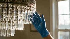 La polvere sparirà dal lampadario in pochi minuti: un metodo veloce senza dover smontare i paralumi