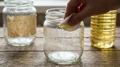 Come rimuovere con cura i residui degli adesivi dal vetro e dalla plastica in 5-10 minuti senza lasciare aloni 